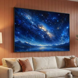 Può includere: Una stampa artistica da parete rettangolare che raffigura un vibrante cielo notturno pieno di un denso campo di stelle e una nebulosa blu brillante. Sotto la distesa celeste, una catena montuosa scura sovrasta uno specchio d'acqua calmo.