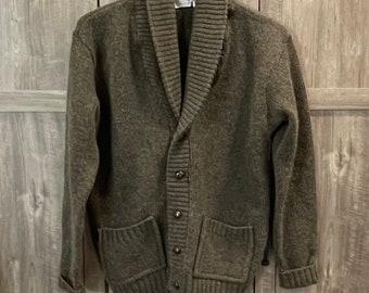 AUSGEZEICHNETER Vintage Clippermist Cardigan-Pullover aus den 1970er Jahren mit Schalkragen und Knopfleiste vorne. Aufgesetzte Vordertaschen, 100 % Shetlandwolle.