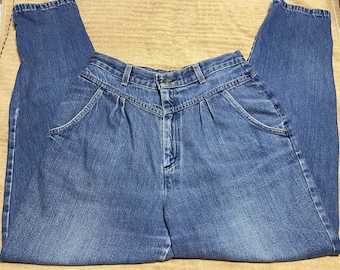 Vintage jaren 80 Levi&#39;s geplooide witte band mom jeans maat 14 hoge taille 30&quot; taille, 30&quot; binnenbeenlengte platte achterkant.  Taps toelopende enkel, 100% katoen, Made in USA