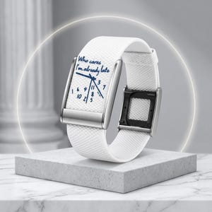 Puede incluir: Una correa de reloj blanca texturizada con un marco de metal plateado y un estampado gráfico azul. El diseño incluye el texto "Who cares I'm already late" sobre una ilustración de esfera de reloj con números y líneas dispersos.