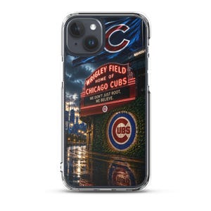 Puede incluir: Una funda transparente para teléfono con un gráfico de Wrigley Field de noche. La imagen muestra el icónico letrero con el texto 'WRIGLEY FIELD HOME OF CHICAGO CUBS' y 'WE DON'T JUST ROOT, WE BELIEVE.' Un logotipo de los Chicago Cubs se ve en la pared.