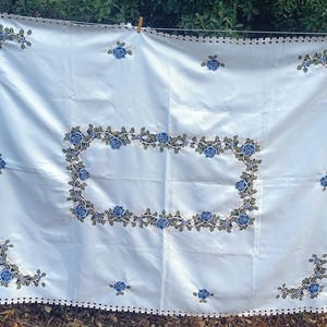 Grande tovaglia ricamata con rose blu 67x51 cm, copritavolo da pranzo in raso con lavorazione a traforo