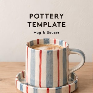 Puede incluir: Un juego de taza y platillo de cerámica con base color crema y rayas verticales rojas y azul claro. El texto POTTERY TEMPLATE Mug & Saucer aparece impreso encima. La taza contiene una bebida de color marrón claro con espuma.