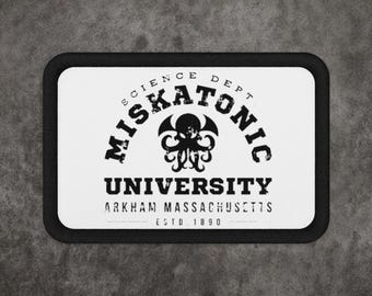 Patch bordado Lovecraft da Universidade Miskatonic | Arkham, Massachusetts
