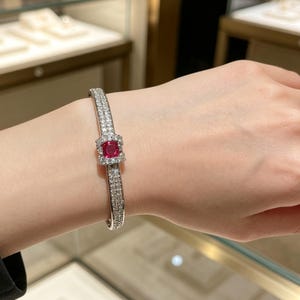 Rubinrött statement-armband, glittrande tennisarmband, silverkristallmanschett, elegant röd ädelstensarmband, lyxig present till henne