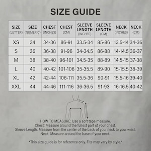 Puede incluir: Una tabla de gu&iacute;a de tallas para ropa con columnas para talla en letras, talla num&eacute;rica, pecho, largo de manga y cuello en pulgadas y cent&iacute;metros. Incluye un diagrama que muestra c&oacute;mo medir el pecho, la manga y el cuello.