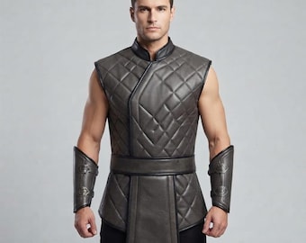 Handgefertigte, gesteppte Lederweste aus grauem Leder | Mittelalterliches LARP-Cosplay-Set mit Armschienen
