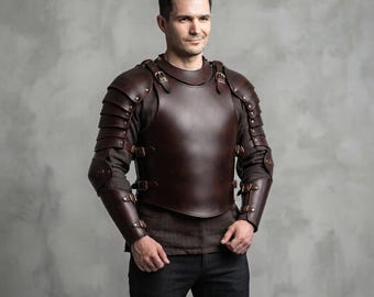 Rüstungsset aus braunem Leder, segmentierte Schulterpanzer, Armschienen mit Schnallen (LARP-Kostüm)