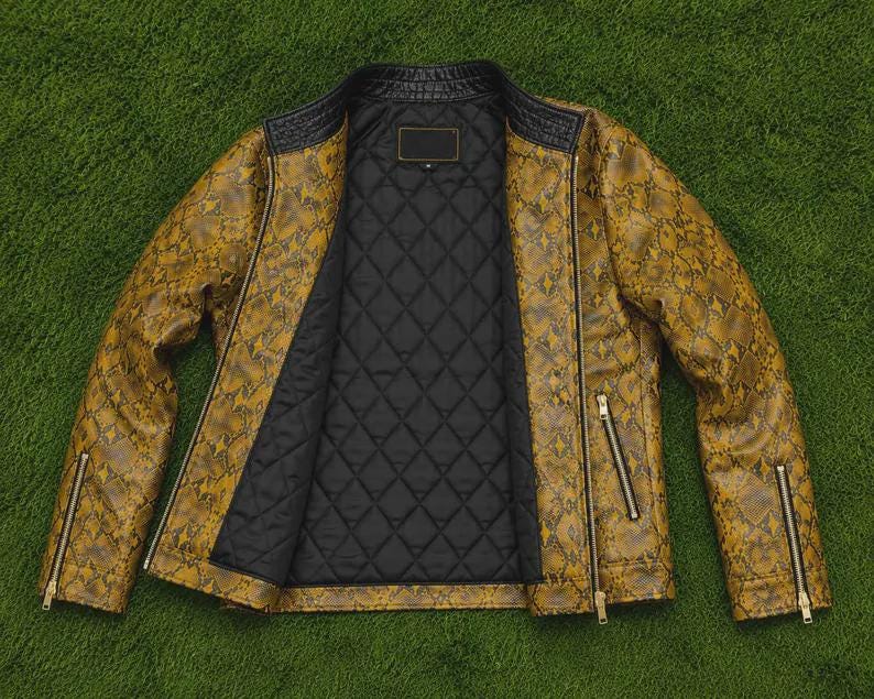 Puede incluir: Una chaqueta con estampado de piel de serpiente en color amarillo mostaza y negro con forro interior acolchado negro. La chaqueta cuenta con cuello alzado, cierre de cremallera frontal, dos bolsillos con cremallera y pu&ntilde;os con cremallera.