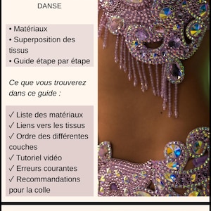 以下が含まれることがあります： COMMENT CRÉER UNE BASE EN TISSU RÉSISTANTE POUR LES COSTUMES DE DANSEというタイトルのデジタルガイド。テキストリストと、紫や青のクリスタル、ビーズ、複雑な布の装飾で飾られたダンスコスチュームの画像が含まれています。