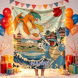 Könnte beinhalten: Eine rechteckige Fleecedecke mit einer farbenfrohen Illustration von Glurak, das Feuer speit, und Turtok, das Wasser spritzt. Die Szene zeigt eine Pagode, einen Berg und Meereswellen. Das Wort NAME ist in großen Buchstaben aufgedruckt.