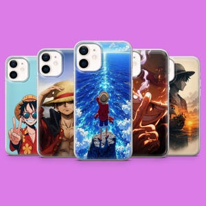 Op de afbeelding: Vijf doorzichtige smartphonehoesjes met diverse anime-stijl illustraties van een personage met een strooien hoed. De ontwerpen tonen het personage in verschillende houdingen, waaronder staand op een klif uitkijkend over de oceaan.