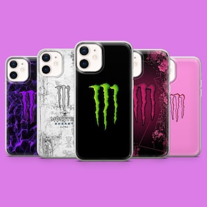 Könnte beinhalten: Fünf Smartphone-Hüllen in einer Reihe, jede mit dem Monster Energy Logo. Die Designs umfassen violetten Rauch, weiße Grafiken im Vintage-Stil, einen schwarzen Hintergrund mit grünem Logo, ein dunkles Blumenmuster und ein hellrosa Finish.