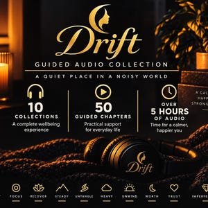 Op de afbeelding: Een zwarte hoofdtelefoon met het gouden Drift-logo, weergegeven met tekst die een begeleide audiocollectie beschrijft. De afbeelding bevat 10 collecties, 50 begeleide hoofdstukken en meer dan 5 uur audio, naast iconen voor reset, focus, recover, steady, untangle, heavy, unwind, worth, trust en imperfections.