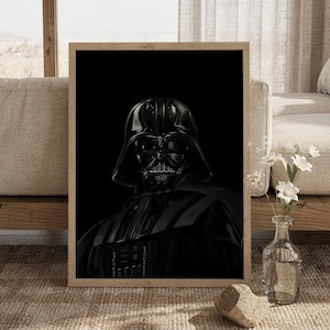Könnte beinhalten: Ein gerahmter vertikaler Wandkunstdruck mit einer kontrastreichen Schwarz-Weiß-Illustration des ikonischen Darth Vader-Helms und der Brustpanzerung. Die Figur ist vor einem soliden schwarzen Hintergrund dargestellt, was die glänzenden Details betont.