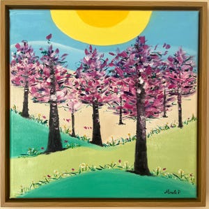 Op de afbeelding: Een vierkant schilderij op canvas in een lichte houten lijst met een landschap van donkere boomstammen en felroze bladeren. Een grote gele zon staat aan een lichtblauwe hemel boven glooiende groene heuvels met kleine bloemetjes.