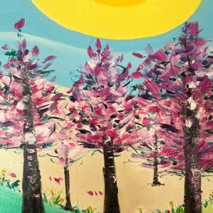 Op de afbeelding: Een acrylverfschilderij op canvas met een landschap van drie opvallende bomen met gestructureerd magenta en paars gebladerte. Een grote, felgele zon staat in een lichtblauwe lucht boven een groen grasveld met kleine kleurrijke bloemen.