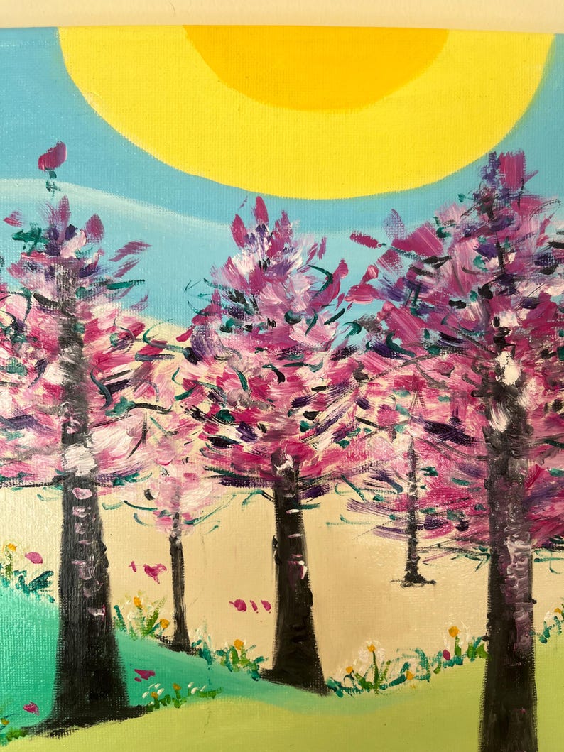 Op de afbeelding: Een acrylverfschilderij op canvas met een landschap van drie opvallende bomen met gestructureerd magenta en paars gebladerte. Een grote, felgele zon staat in een lichtblauwe lucht boven een groen grasveld met kleine kleurrijke bloemen.