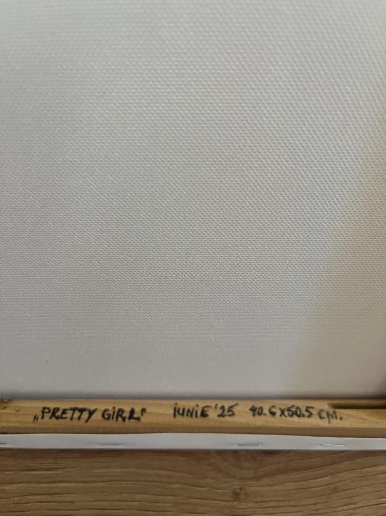 Peut inclure: Une toile blanche tendue sur un cadre en bois. Le cadre en bois pr&eacute;sente une inscription manuscrite noire indiquant : "PRETTY GIRL" JUNIE '25 40.6X50.5 CM. La toile poss&egrave;de une texture tiss&eacute;e visible et est fix&eacute;e sur une structure en bois clair.
