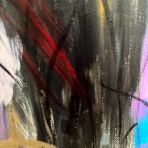 Peut inclure: Une peinture abstraite sur toile pr&eacute;sentant des coups de pinceau textur&eacute;s et audacieux en noir, blanc et rouge profond. La composition inclut des &eacute;clats vibrants de violet et de bleu, avec une forme circulaire dor&eacute;e au bord inf&eacute;rieur.