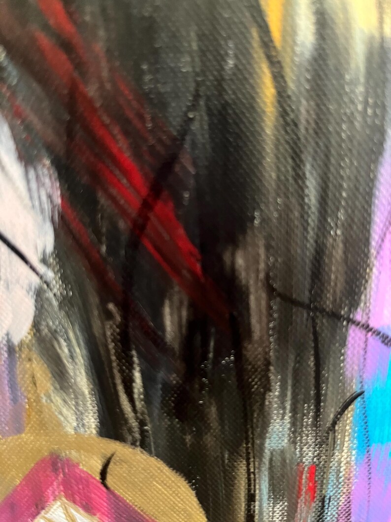 Peut inclure: Une peinture abstraite sur toile pr&eacute;sentant des coups de pinceau textur&eacute;s et audacieux en noir, blanc et rouge profond. La composition inclut des &eacute;clats vibrants de violet et de bleu, avec une forme circulaire dor&eacute;e au bord inf&eacute;rieur.