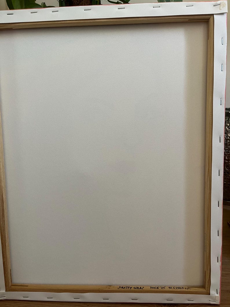 Peut inclure: Le dos d'une toile rectangulaire tendue sur un cadre en bois. La toile blanche est fix&eacute;e par des agrafes m&eacute;talliques le long des bords en bois. Le texte &eacute;crit sur le cadre en bois inf&eacute;rieur indique : PRETTY GIRL, Junie '25, 40.6 x 50.8 cm.