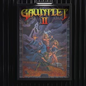 Könnte beinhalten: Ein gerahmtes Poster mit dem Artwork des Videospiels Gauntlet II. Die Illustration zeigt vier Fantasy-Charaktere – einen Zauberer, einen Krieger, eine Walküre und einen Bogenschützen – in einem Feld unter einem stürmischen Himmel mit Blitzen.