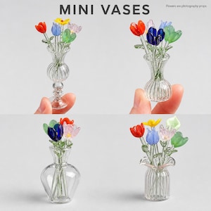 Puede incluir: Cuatro mini jarrones de vidrio transparente con diseños redondeados, lisos o con nervaduras verticales. Cada jarrón contiene un pequeño ramo de flores de vidrio de colores en tonos rojo, azul, amarillo, verde y rosa. Texto MINI VASES.