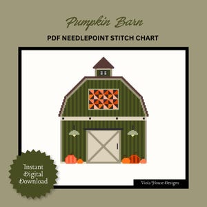 Könnte beinhalten: Eine digitale Stickvorlage mit dem Titel Pumpkin Barn, die eine verpixelte grüne Scheune mit einem orange-schwarzen Quiltmuster, einer weißen Tür und orangefarbenen Kürbissen an der Basis zeigt, inklusive Textbeschriftungen und einem Sternsymbol.