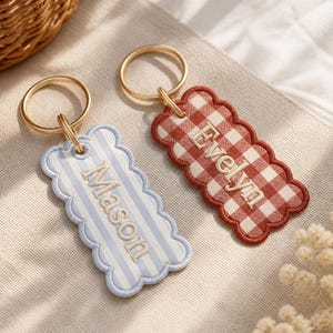 Personalisierter, bestickter Vichy-Karo-Taschenanhänger, Schlüsselanhänger mit individuellem Namen, Monogramm-Vichy-Karo-Taschenanhänger als Geschenk, Preppy-Rucksackanhänger