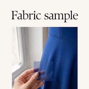 Peut inclure: Un échantillon de tissu bleu roi tenu contre un vêtement bleu roi. Le texte Fabric sample est imprimé en noir en haut. L'échantillon de tissu est un petit carré translucide maintenu devant le textile bleu uni.