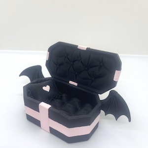 Cama em forma de caixão gótico para miniaturas – Fofa e kawaii, feita à mão – Decoração de Halloween