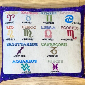 Almohada bordada con calendario del zodíaco - Hecha a mano **LEER DESCRIPCIÓN COMPLETA**