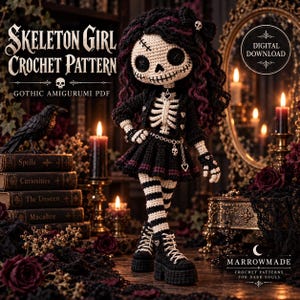 Könnte beinhalten: Eine gehäkelte Amigurumi-Puppe mit Skelett-Design aus schwarzem und weißem Garn, bekleidet mit einer schwarzen Jacke, einem Rock und Plateaustiefeln. Die Puppe hat langes schwarzes Haar mit violetten Strähnen und ein Totenkopf-Haaraccessoire. Text: Skeleton Girl Crochet Pattern.
