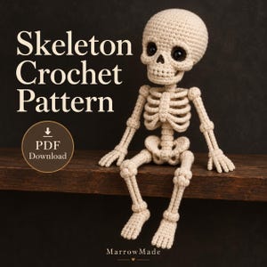 Könnte beinhalten: Eine beige gehäkelte Skelettpuppe mit großen schwarzen Augen, die aufrecht sitzt. Der Text lautet Skeleton Crochet Pattern und PDF Download. Der Markenname MarrowMade steht in weißen Buchstaben unten im Bild.