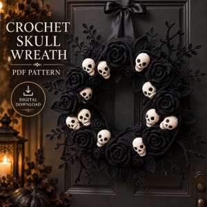 Könnte beinhalten: Ein Häkelkranz mit schwarzen Rosen und Blättern aus Garn, durchsetzt mit kleinen cremefarbenen Totenköpfen. Der Kranz ist mit einer schwarzen Satinschleife verziert. Der Text lautet: CROCHET SKULL WREATH, PDF PATTERN, DIGITAL DOWNLOAD.
