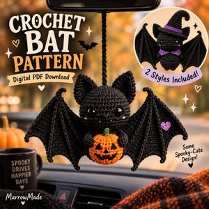 Może przedstawiać: Czarna szydełkowa ozdoba wisząca w kształcie nietoperza trzymającego małą pomarańczową dynię. Tekst głosi CROCHET BAT PATTERN Digital PDF Download, 2 Styles Included oraz Same Spooky-Cute Design. Okrągły wstawka pokazuje nietoperza w fioletowym kapeluszu.