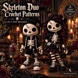 Könnte beinhalten: Zwei gehäkelte Skelettpuppen, eine mit schwarzer Mütze und Shorts, die andere mit langem dunklem Haar und Rock. Beide haben weiße Skelettrippen, schwarze Knopfaugen und gestickte Münder. Der Text lautet: Skeleton Duo Crochet Patterns.