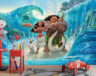 Op de afbeelding: Een muurschildering met de personages Moana en Maui op een strand met een grote oceaangolf op de achtergrond. Een rood bijzettafeltje met een lamp, boeken en potloden staat ernaast, samen met een rode speelgoedraceauto op een grijs kleed.