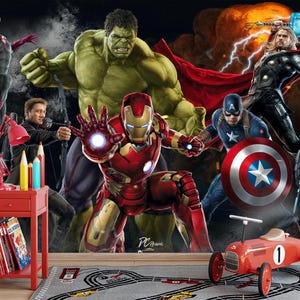 Pode incluir: Um mural de parede com personagens dos Vingadores da Marvel, incluindo Iron Man, Hulk, Thor, Capitão América, Black Widow, Vision e Hawkeye. A cena inclui uma mesa lateral vermelha, um carro de brinquedo vermelho e um tapete cinza com pista.