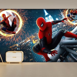 Op de afbeelding: Een grote muurschildering met Spider-Man in een rood en zwart pak, gehurkt op een metalen constructie tegen een nachtelijke skyline. Een gloeiend oranje portaal toont een andere versie van Spider-Man die door de lucht springt.