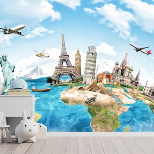 Puede incluir: Un mural de pared con un mapa mundial y monumentos icónicos como la Estatua de la Libertad, la Torre Eiffel, la Torre de Pisa y el Taj Mahal, bajo un cielo azul con aviones, junto a un mueble blanco y dos sillas con forma de conejo.