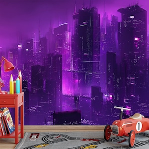 Op de afbeelding: Een muurschildering met een paars futuristisch stadsgezicht met wolkenkrabbers, een rode bijzettafel met een rode lamp en boeken, een rode speelgoedauto met het nummer 1, een grijs kleed met een baanpatroon en een rood wegwijzerbord.