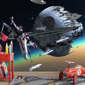 Peut inclure: Une peinture murale représentant une bataille spatiale avec une grande station spatiale sphérique et des vaisseaux, une table rouge avec une lampe et des crayons, un panneau rouge avec du texte blanc et une voiture de course jouet rouge sur un tapis gris.
