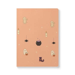 Könnte beinhalten: Ein rechteckiges Notizbuch mit hellorangem Einband, verziert mit einem wiederkehrenden Muster aus kleinen, niedlichen Halloween-Illustrationen wie Mumien, brennenden Kerzen, Spinnen, Geistern mit Kürbiseimern, einem brodelnden Kessel und einem Hexenstiefel.