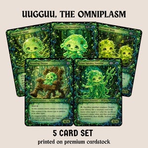 Pode incluir: Um conjunto de 5 cartas intitulado UUGGUU, THE OMNIPLASM, com cartas colecionáveis de fantasia em tons verdes. Cada carta mostra uma pequena criatura verde brilhante num ambiente florestal. As cartas são Biogenic Ooze, Uugguu, the Omniplasm, Biowaste Blob, Roaming Throne e Prime Speaker Vannifar.