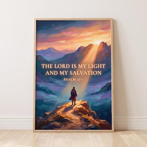 Può includere: Una stampa artistica incorniciata raffigurante un paesaggio dipinto con una persona in piedi sulla cima di una montagna all'alba. Il cielo è pieno di tonalità arancioni, rosa e viola. Il testo recita: THE LORD IS MY LIGHT AND MY SALVATION PSALM 27:1.