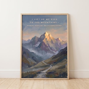 Puede incluir: Una impresión de arte enmarcada que presenta una pintura al óleo de una cordillera al atardecer con un camino sinuoso en primer plano. El texto dice: I LIFT UP MY EYES TO THE MOUNTAINS—WHERE DOES MY HELP COME FROM? PSALM 121:1. Los colores incluyen azul, morado y dorado.