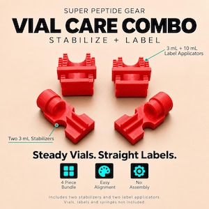 Op de afbeelding: Een rode plastic flaconverzorgingsset met twee 3 mL stabilisatoren en twee 3 mL + 10 mL labelapplicators. Tekst: SUPER PEPTIDE GEAR VIAL CARE COMBO STABILIZE + LABEL, Steady Vials. Straight Labels. 4 Piece Bundle, Easy Alignment, No Assembly.