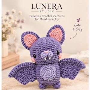 Può includere: Un pipistrello di peluche all'uncinetto viola con orecchie interne rosa, guance rosa, occhi neri e due zanne bianche. Il testo recita LUNERA STUDIO, Timeless Crochet Patterns for Handmade Joy e Cute & Cozy con un simbolo di cuore sopra.